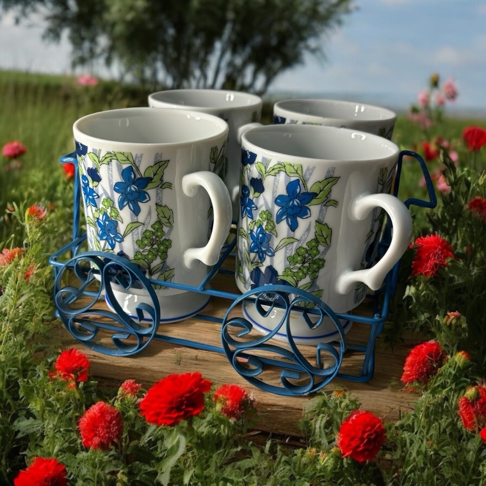 Vintage Nesco Flower Garden 4 Coffee Cups Mugs Set Blue Wagon Cart Display Rack